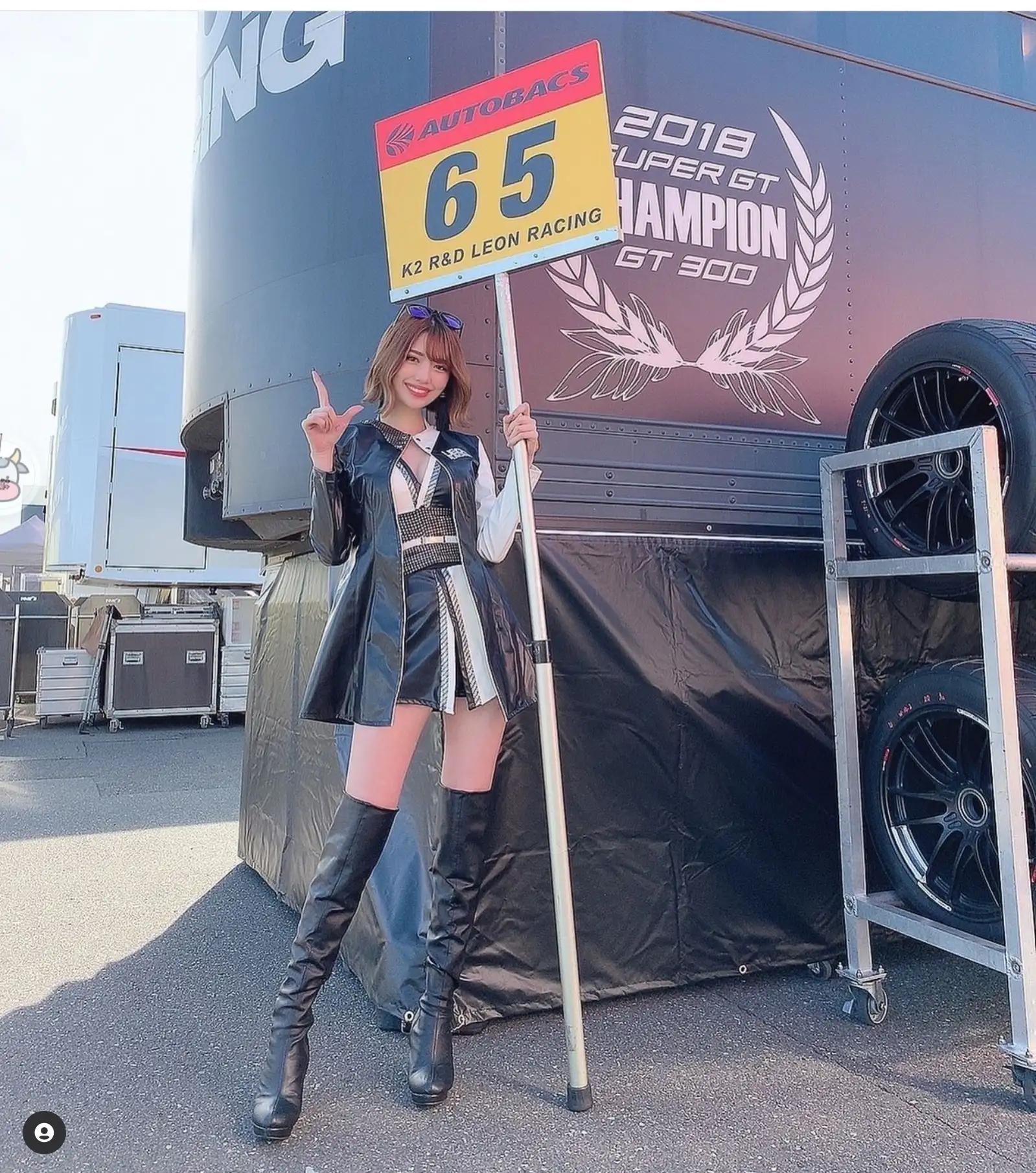 车模小姐姐一言难尽,日本车模气质迷人漂亮又大方