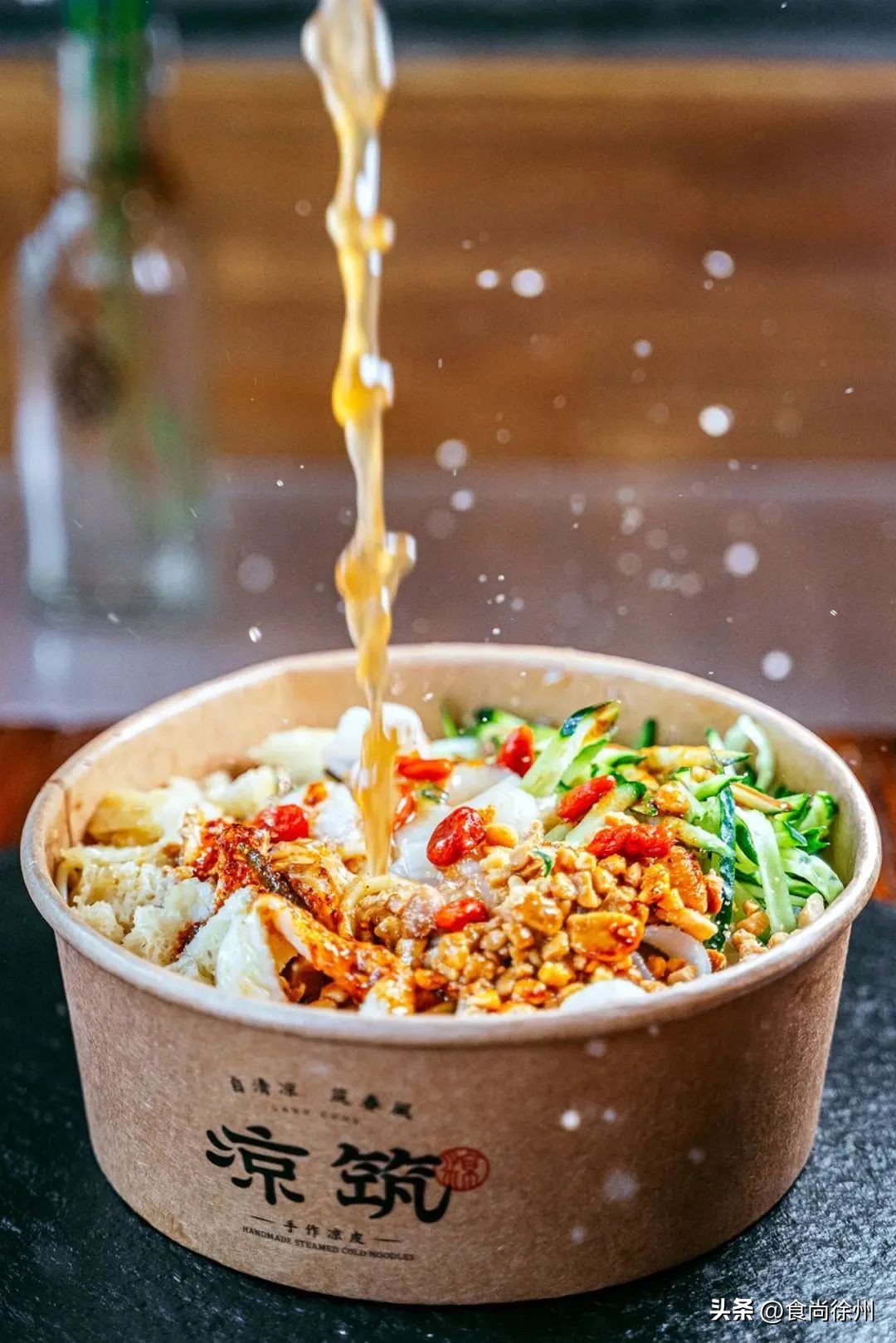 徐州这家传奇凉皮6岁了！看看这个男人给大家准备了什么礼物?