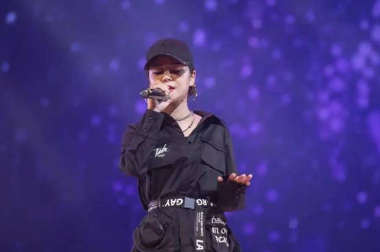 花姐：草根逆袭！一首《狂浪》赚千万，从流浪歌手变成顶级网红