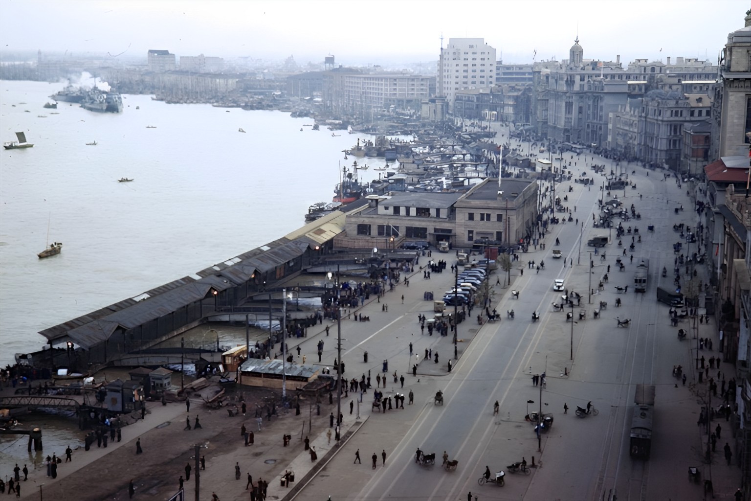 八十年代的上海老照片,踩在东海沿岸闪耀着无与伦比的繁荣骄傲