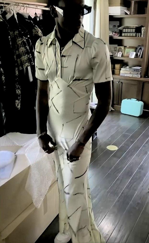 麦当娜16岁黑人儿子爱穿女装！抢妈妈的衣服穿，裹身长裙“妩媚”