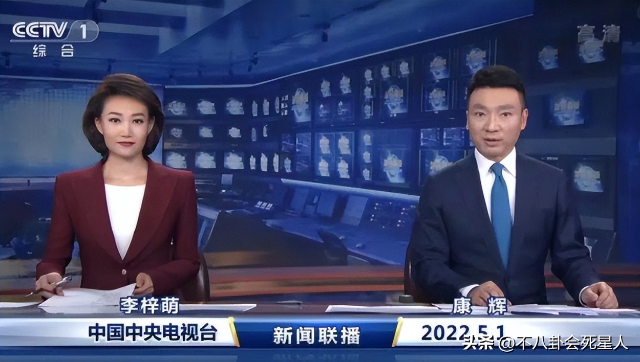 戴假发、穿半截西装、贴胶带瘦脸,原来央视的主持人这么“假”