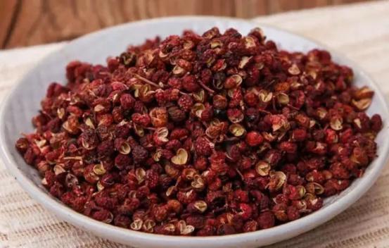 腌腊肉的时候发霉了咋回事,腊肉盐放多了可以缩短腌制时间