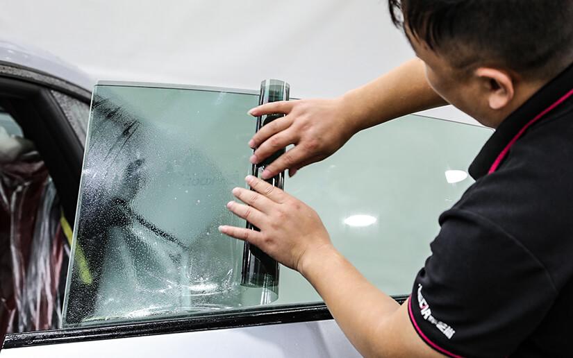 汽车膜起泡该不该重新贴膜,汽车贴膜有一个窗起泡