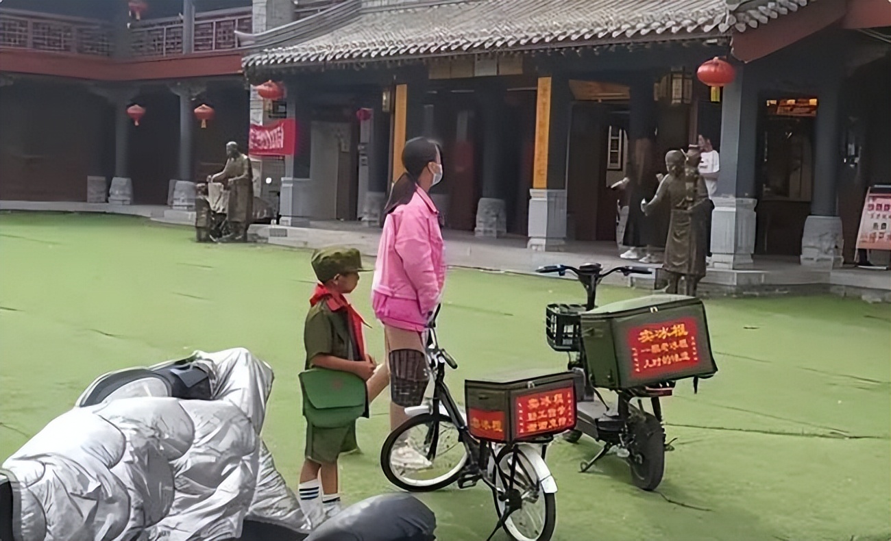 姐弟假期3天卖上千棒棒糖根冰棍,弟弟卖冰棍一天赚4块