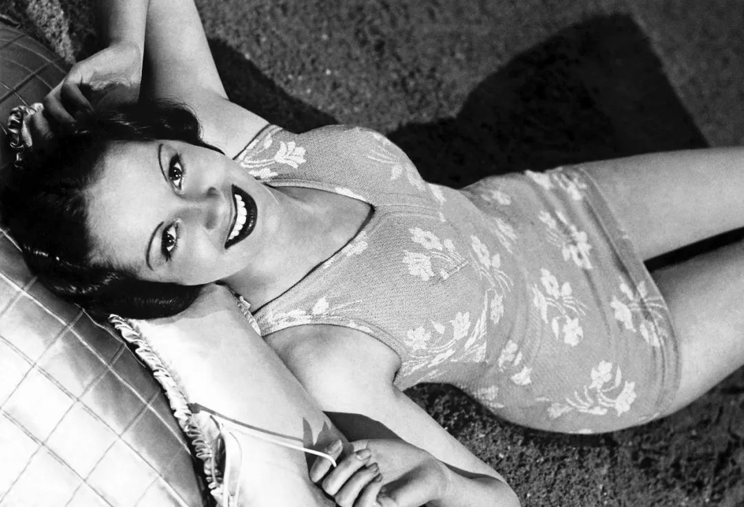 结婚74年30个*妇情**，女王背后的男人连老婆堂妹都不放过