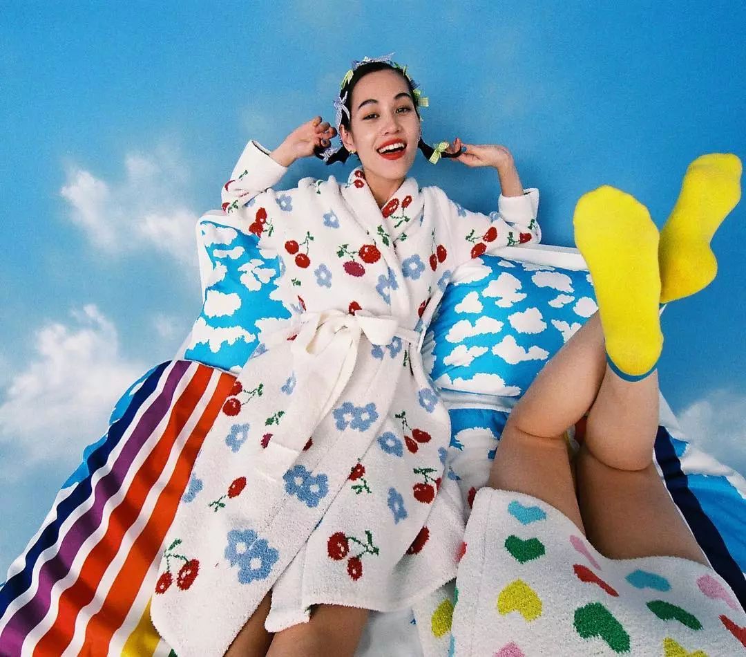 儿童用泫雅风彩色发夹怎么扎好看 (泫雅一字夹发夹佩戴方法)