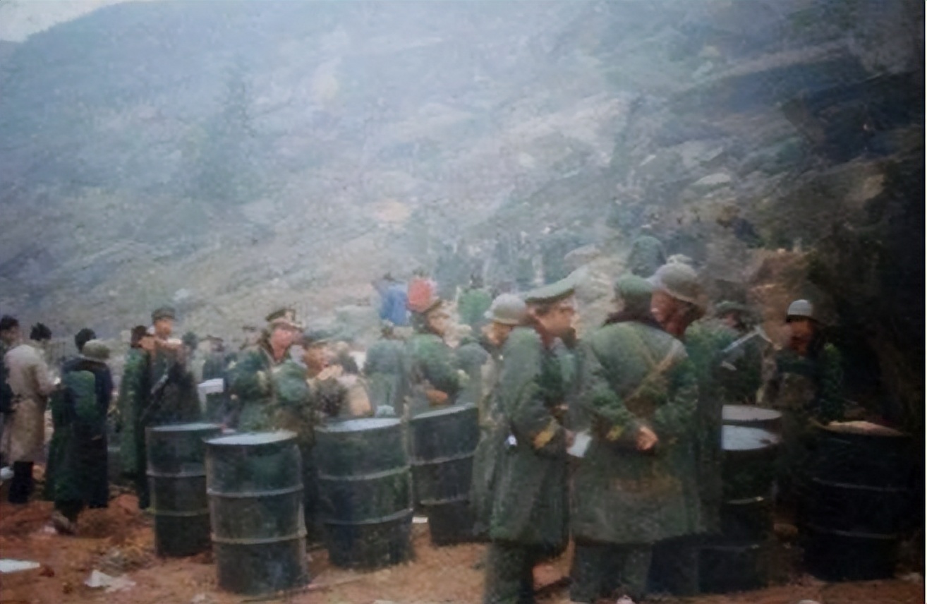 两个兵王叛逃，与一千多军警对峙3天，放大火烧山才将他俩制服！