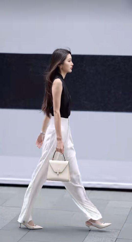 气质女走路教程,气质女生是怎么走路的