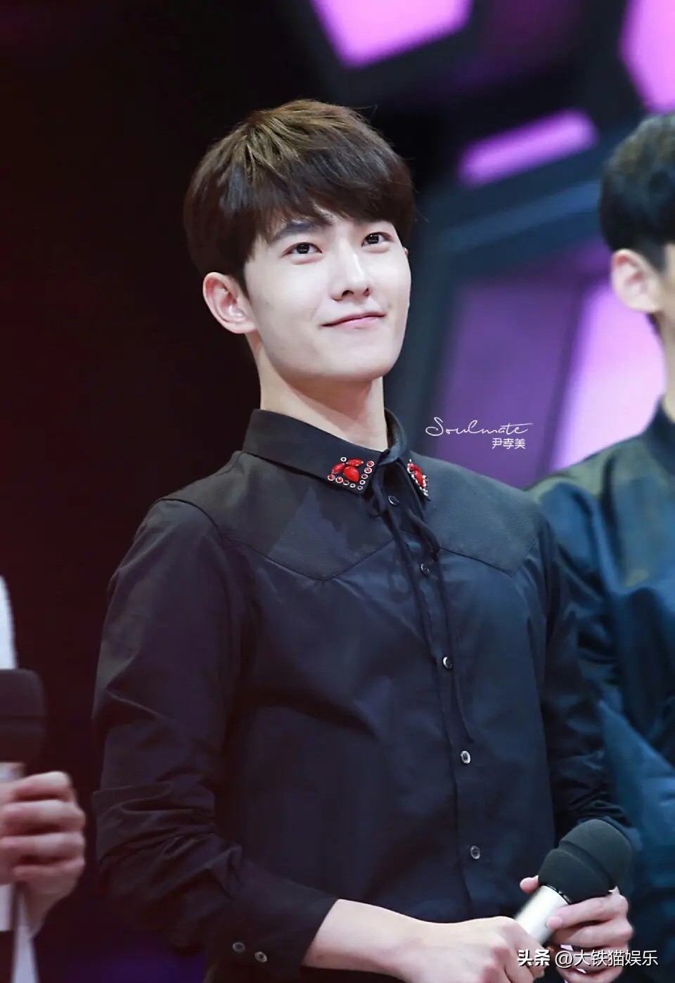 穿黑衬衫好看的人,穿黑衬衫的帅气男人