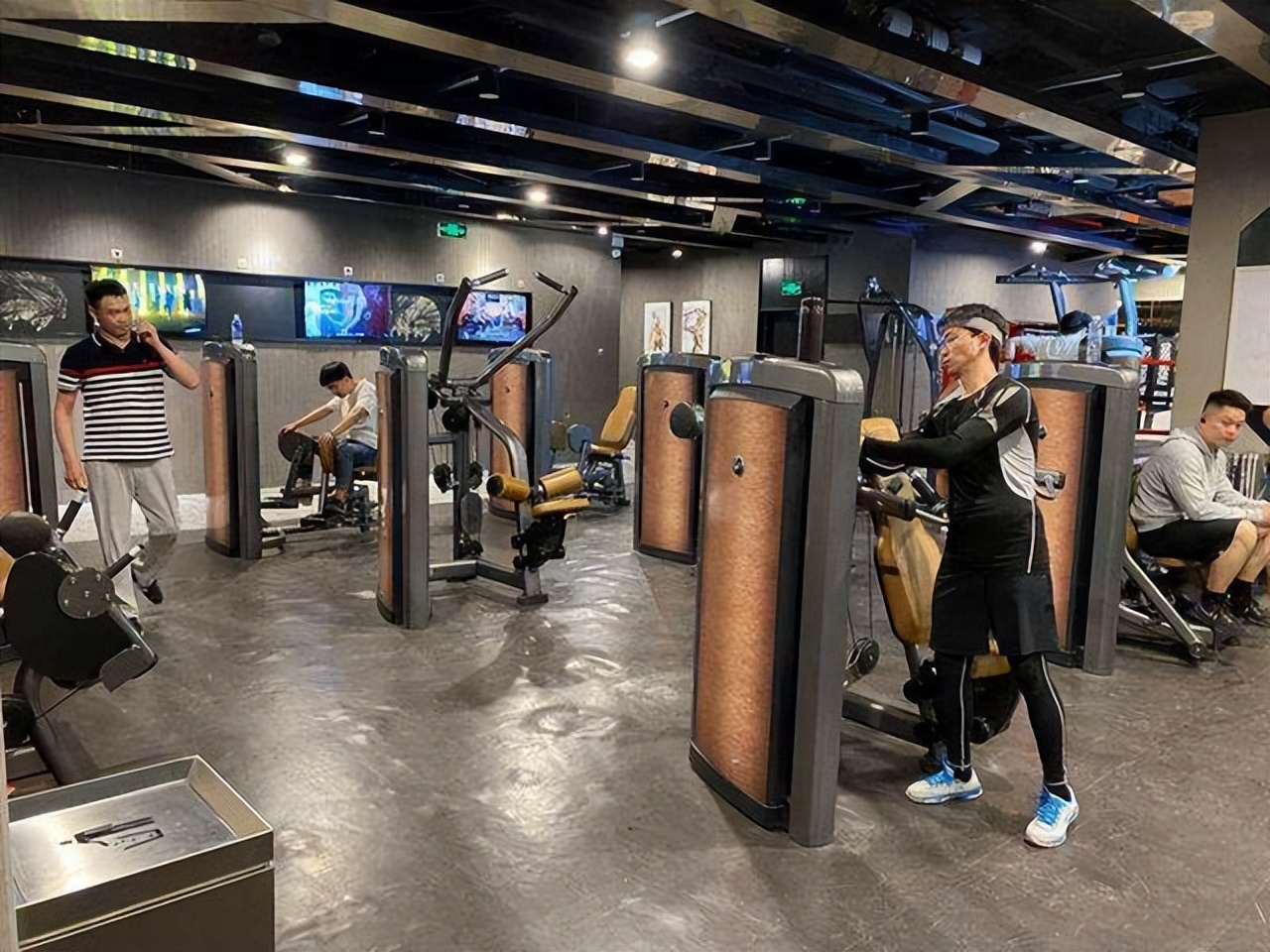 学校封校，大学男生“扛球门”健身，网友：成功获得优先择偶权