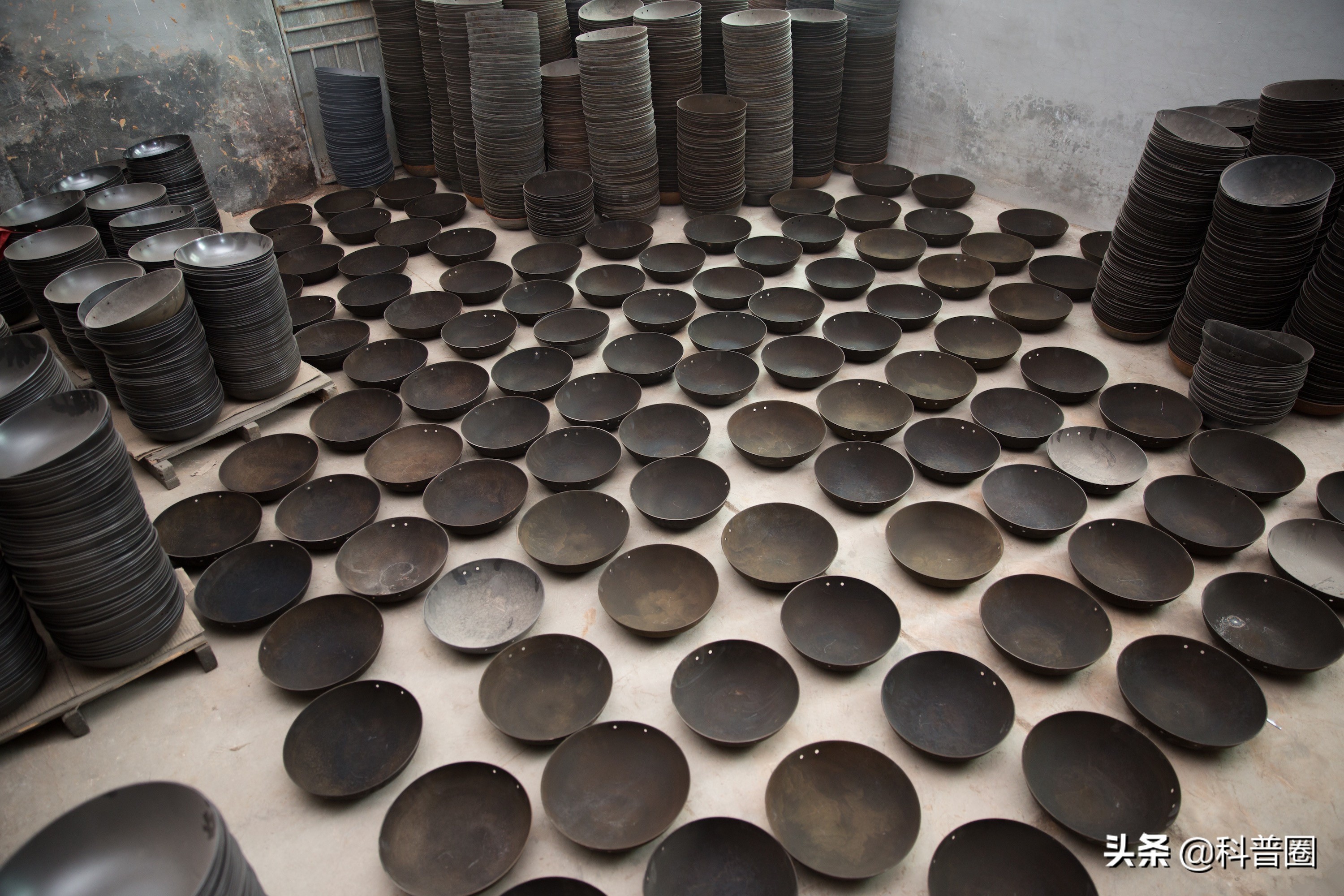 央视曝光废油桶铁锅,家用铁锅竟成夺命锅