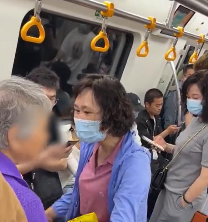 老人地铁不让玩手机,老人坐地铁不让旁人玩手机