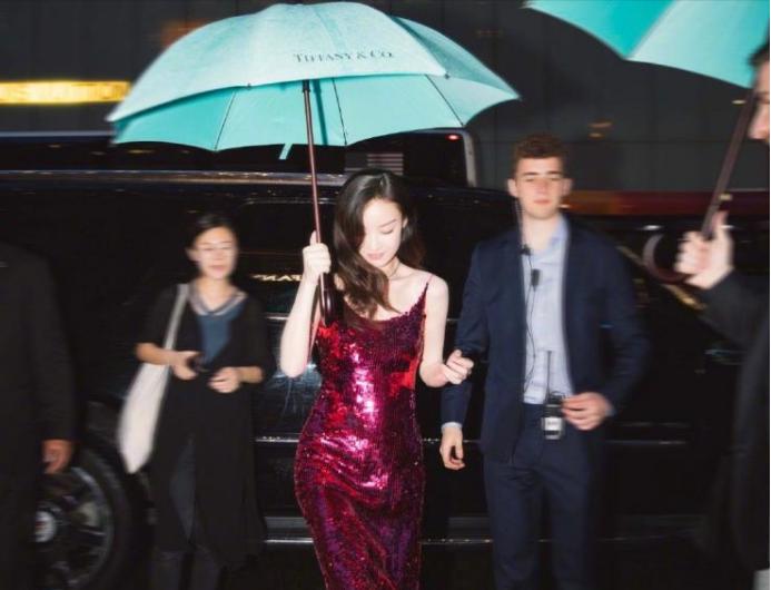 周冬雨相貌平平为什么那么火,周冬雨为什么一出道资源就那么好