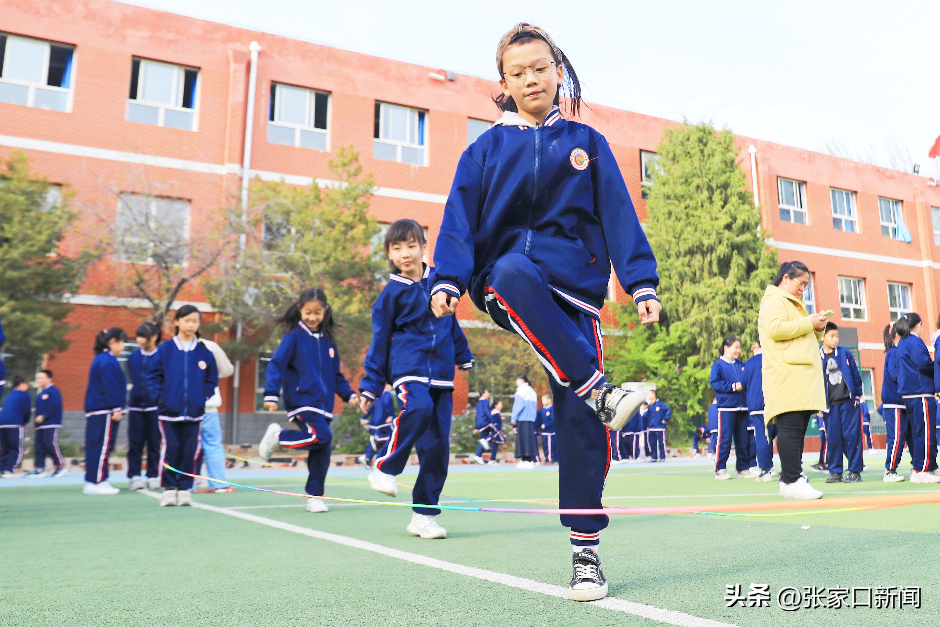多彩大课间视频跳绳,多彩课间操场活动视频