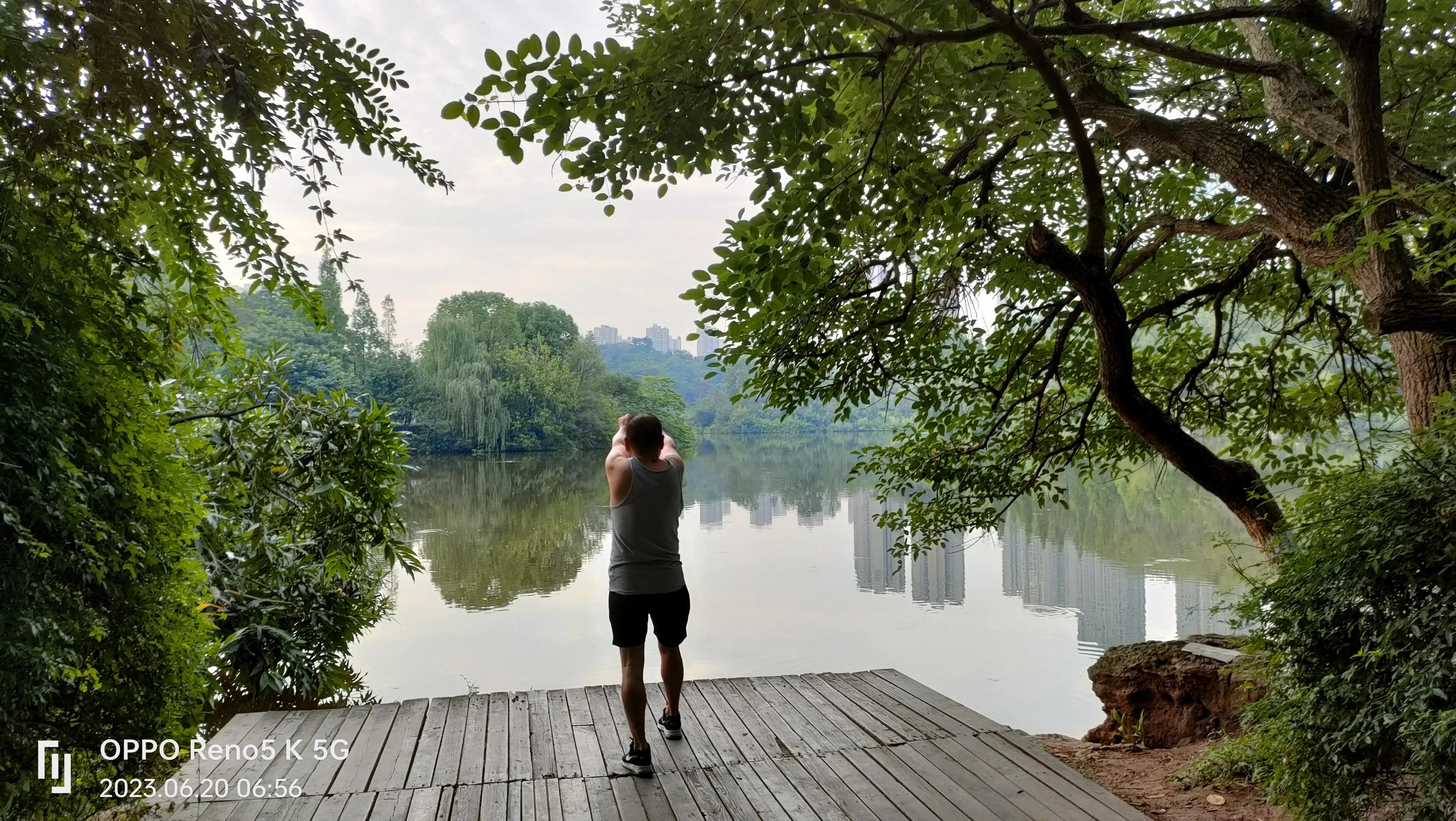 南湖公园湖畔美景,蓝天白云青山绿地天然氧吧