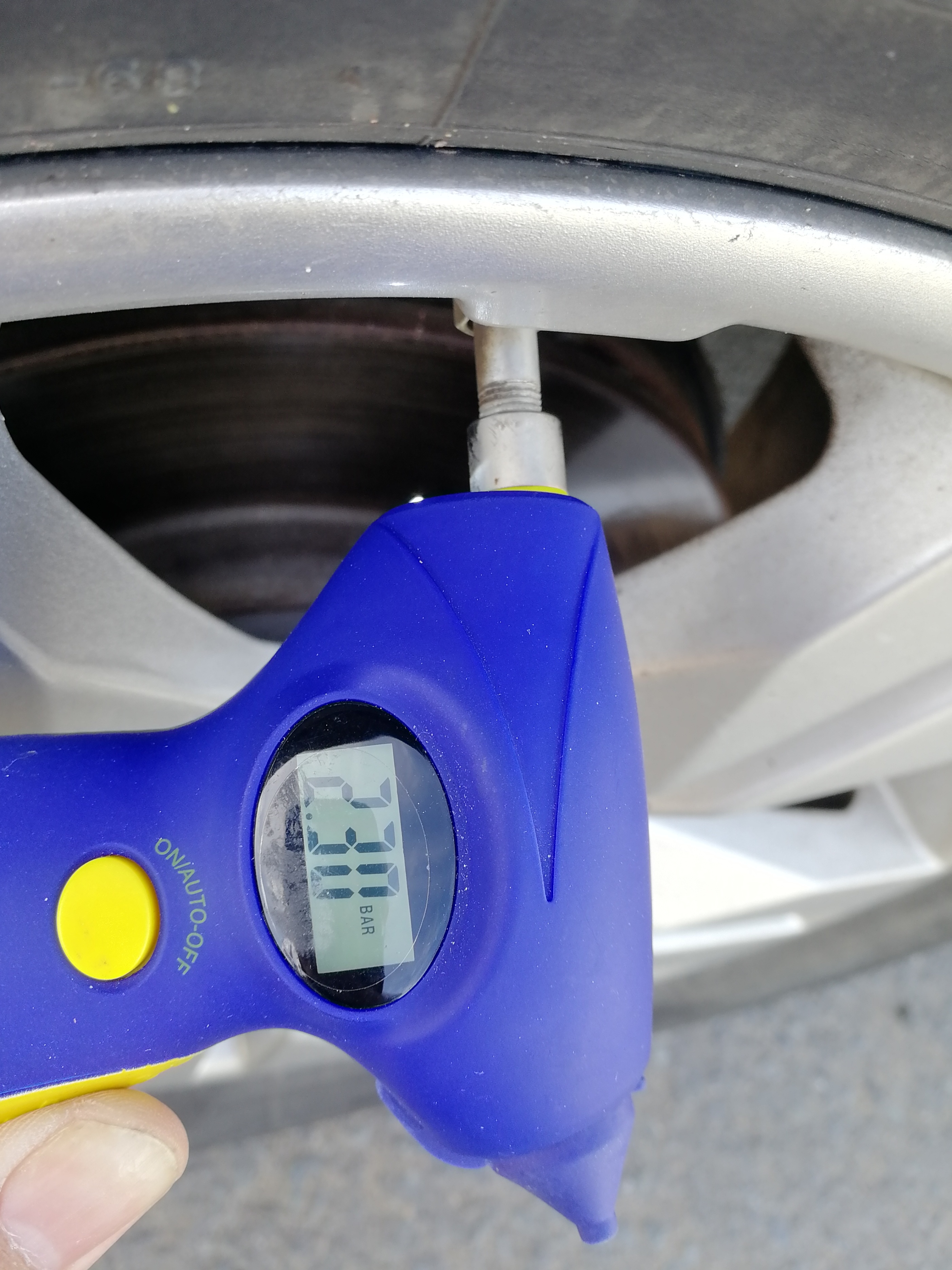 长途自驾前轮胎怎么检查,长途开车前怎么检查轮胎