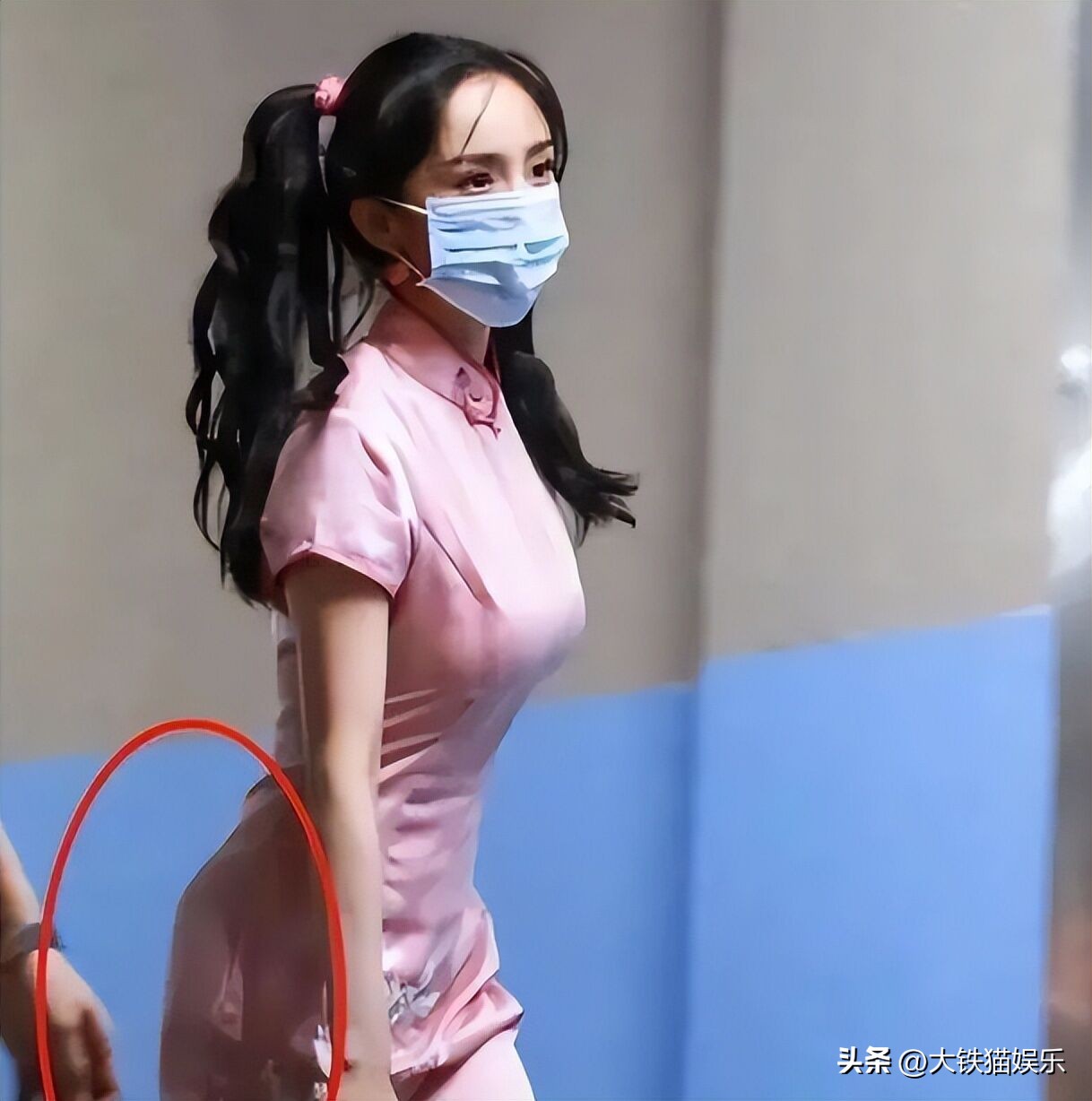 张嘉倪“假屁股”揭露了女星的伪精致，从头假到脚，还有啥是真的