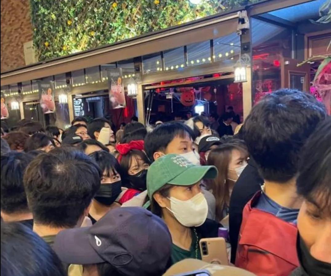 韩网再曝事故细节:死者多为20+岁瘦弱女孩,或因穿高跟鞋易跌倒