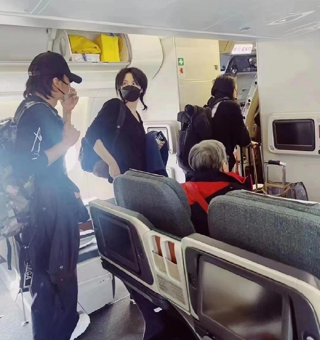 谢霆锋王菲机场合照,王菲谢霆锋经济舱