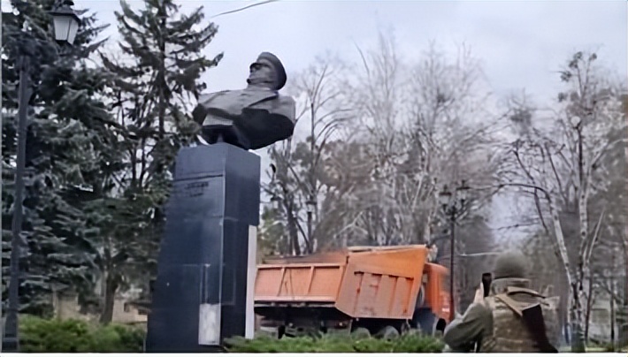 乌克兰拆除朱可夫将军雕像,乌克兰为啥拆除朱可夫雕像