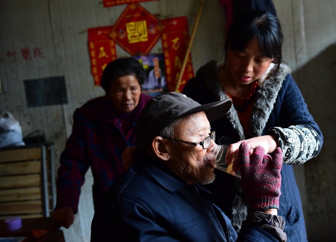 她做了3年助浴师,见过上百个“奇异躯体”,称有人在沐浴中去世