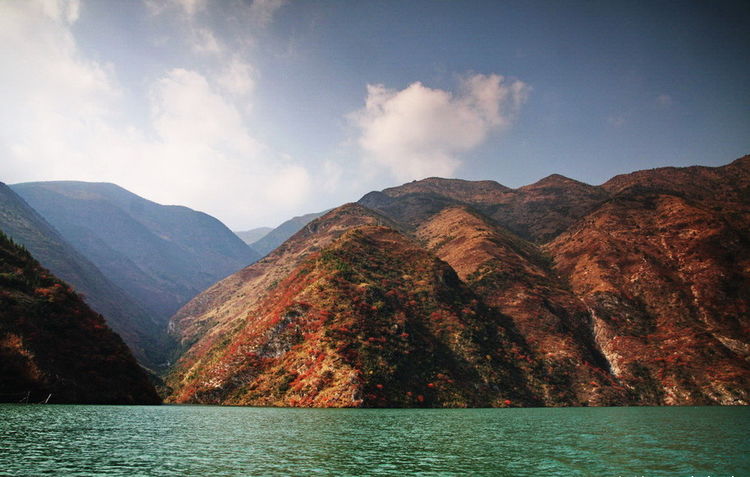 廿万公里六章，要看两岸猿声啼不住，只需要在大昌古镇150元租船