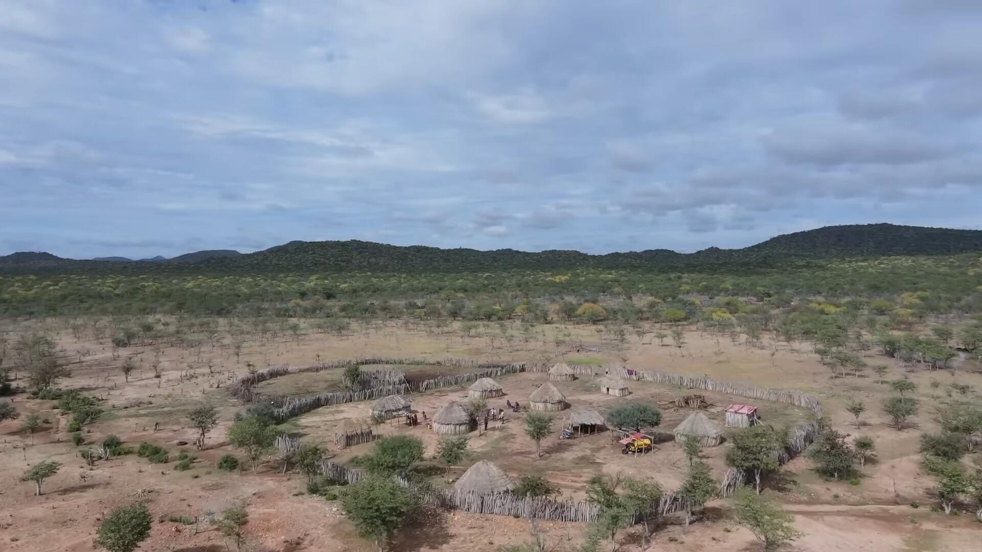 非洲神奇的部落，用牛粪做发型，偶遇不穿衣服的女孩