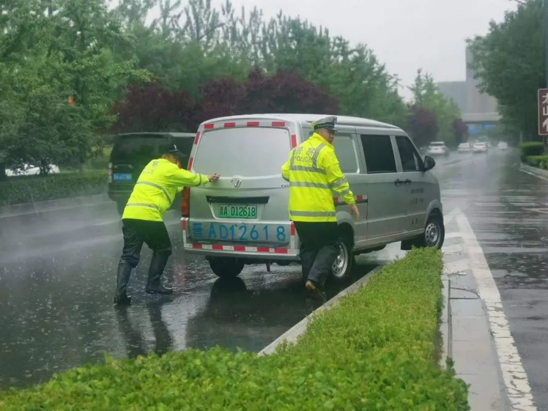 太原交警：窗外下着雨，我在守护你