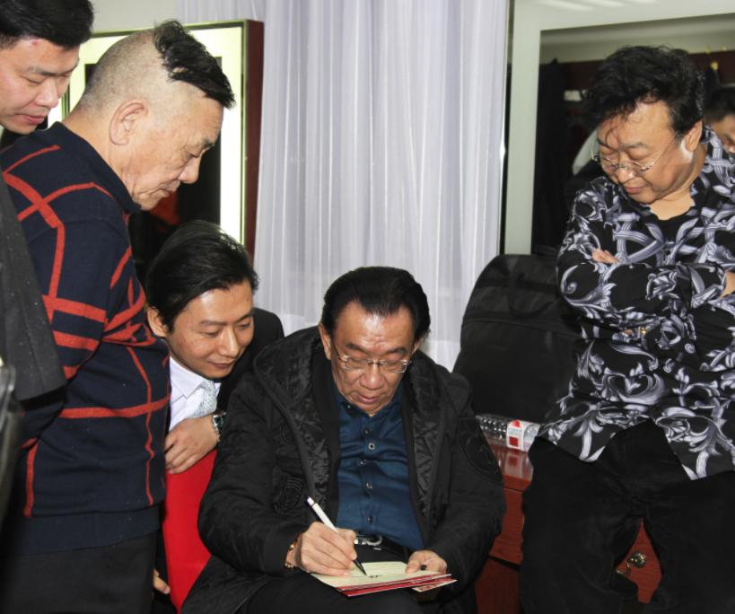 侯耀华76岁生日，抽8元香烟戴金表系爱马仕皮带，未见爱徒何云伟