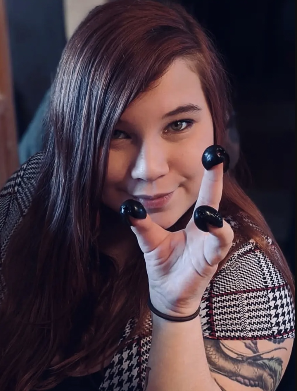 妹子天生只有3根手指，别人说她“霸王龙”，她用乐观狠狠反击！