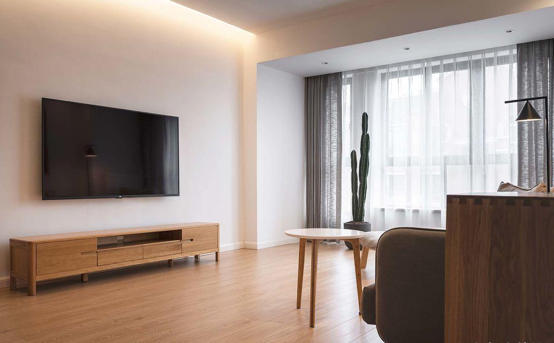 她在沙发后面“掏洞”造窗，完工后发现太明智了，全屋温暖又自然