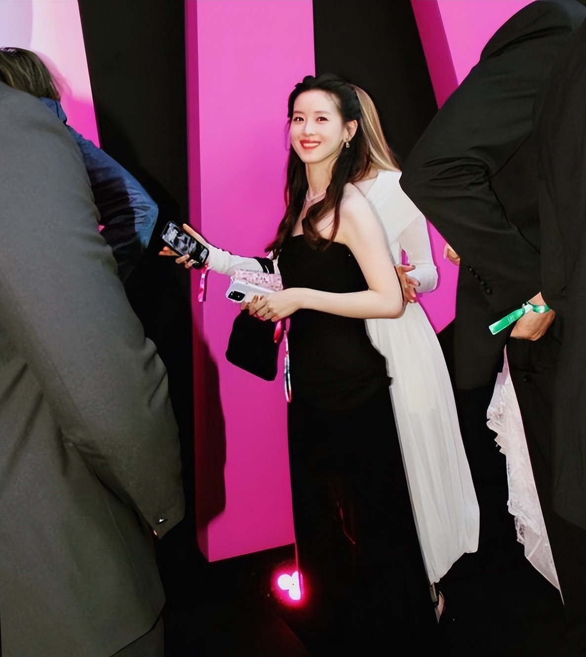 章泽天挺着孕肚登上杂志封面,章泽天罕见现身戛纳晚宴