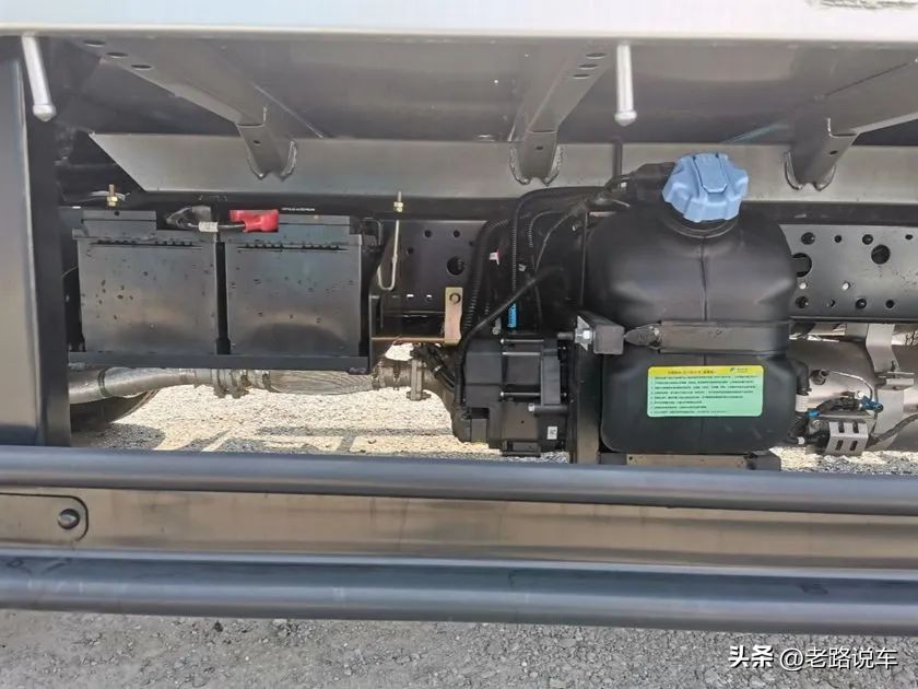 奥驰轻卡v2,飞碟奥驰x2和奥驰v2的区别