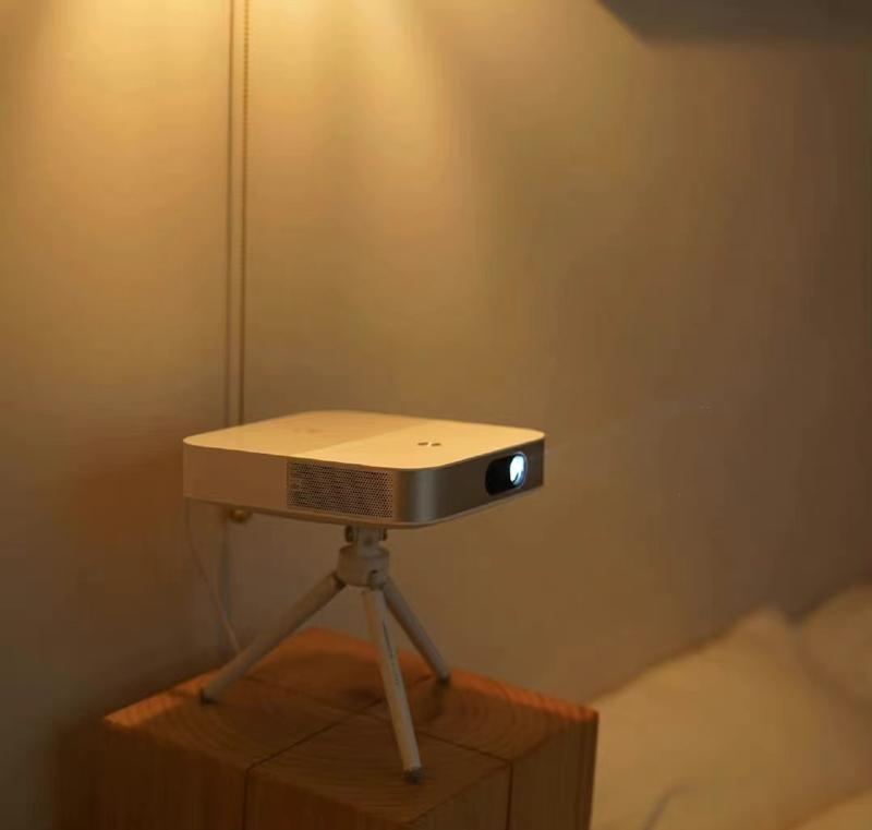 颜强杨璞齐推荐联想投影仪、平板助球迷沉浸式体验足球盛宴