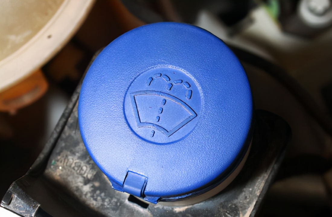 冬天汽车加玻璃水的正确方法,生活小妙招汽车玻璃水怎么加