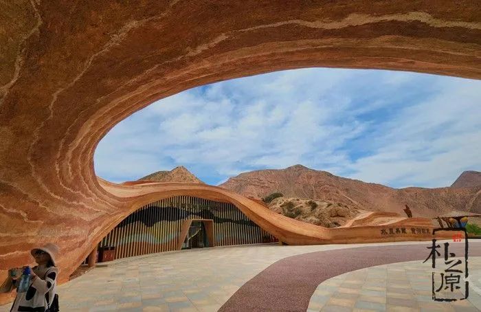 沉浸式现代夯土墙体验,现代新型夯土墙室内设计