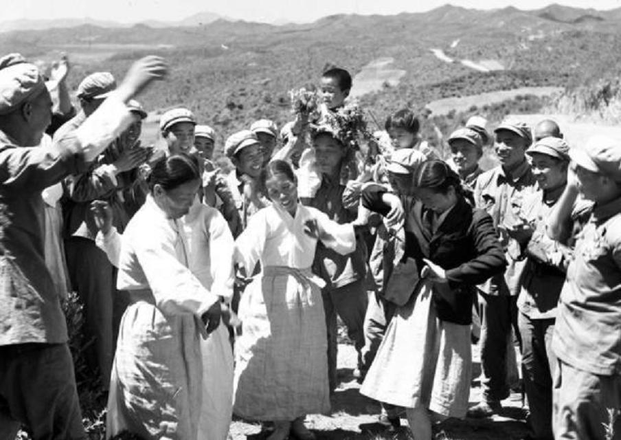 朝鲜军惨败后，后方只剩女人，志愿军高层严令：犯作风错误者枪毙