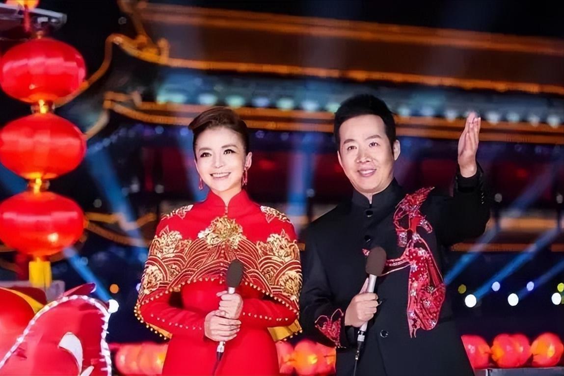 春晚主持人董卿周涛朱迅李思思,春晚主持人董卿朱迅周涛