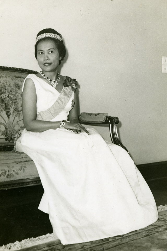 泰国王后诗丽吉钻石王冠,泰国国王皇冠