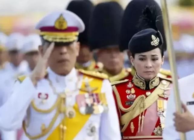 泰国王室诗妮娜恢复王妃头衔,泰国王后诗妮娜封后