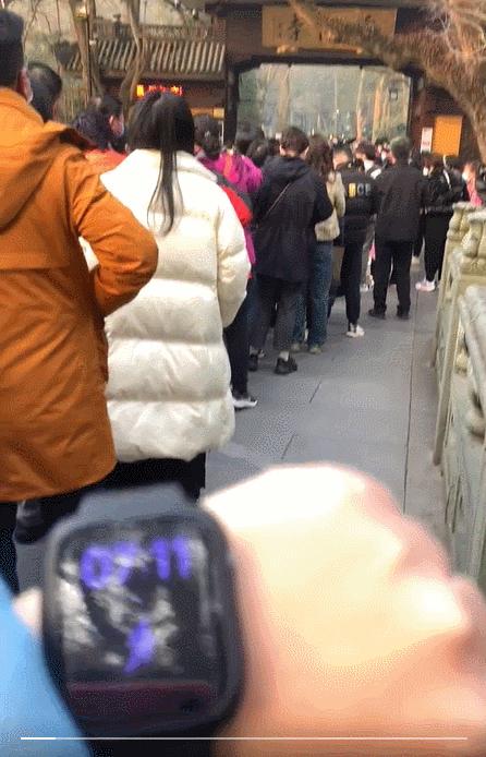 年轻人疯狂买彩票,彩票中了1800万这辈子够花了吗