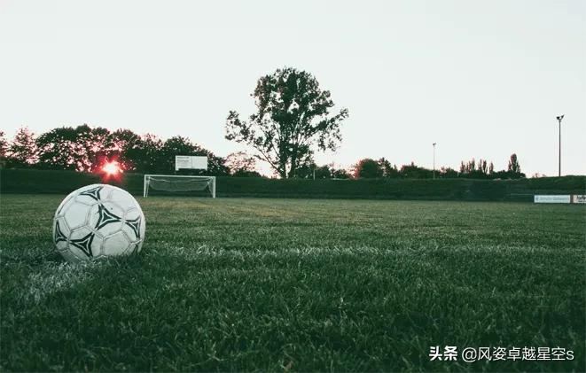 足球比赛团结拼搏,校园足球激情飞扬