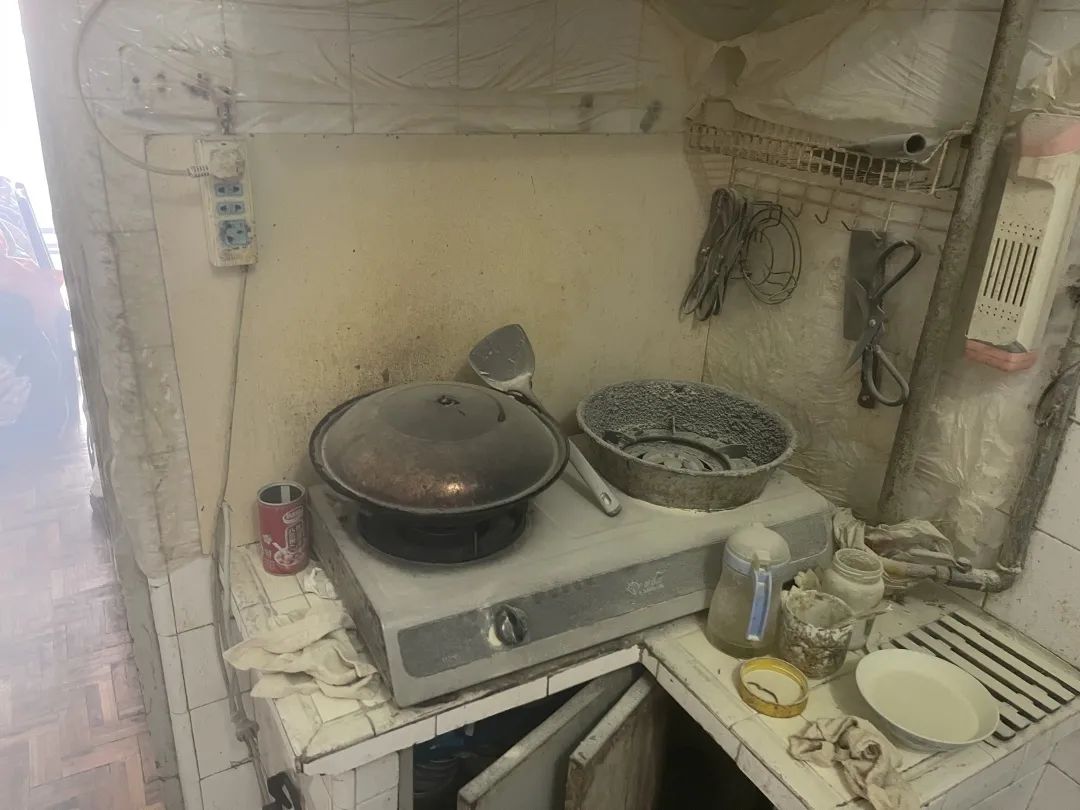 居民家中突发火灾民警及时扑救,居民家中突发火情