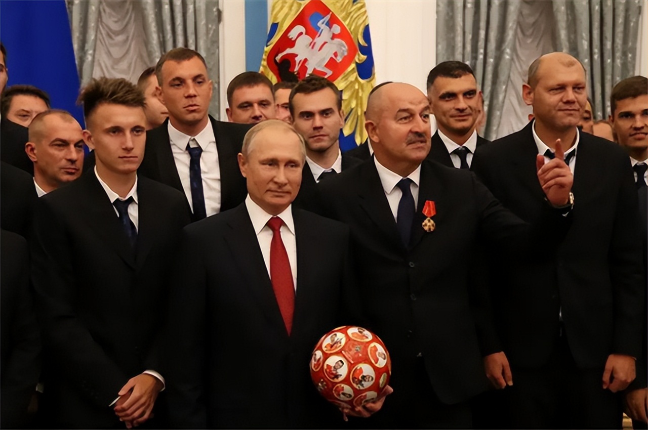 普京为什么走路左手不摆动,普京为什么走路总是一只胳膊不动