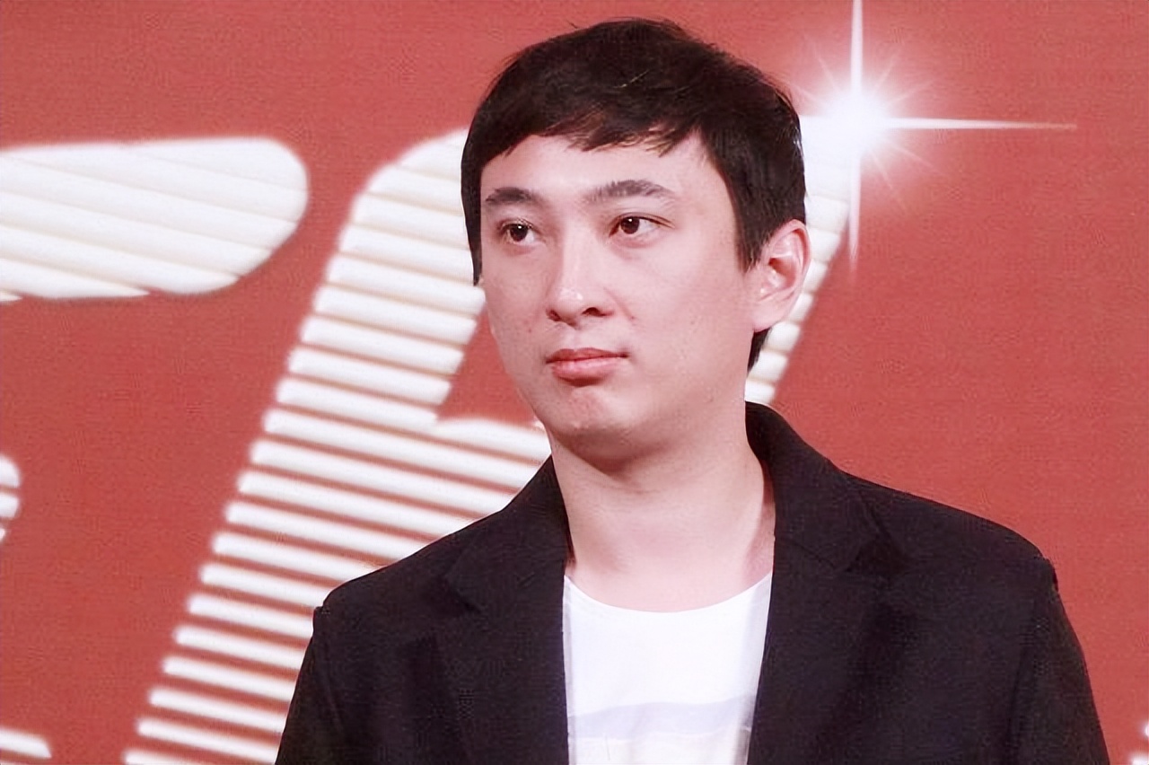 王思聪穿价值百万球鞋陪女友逛街,王思聪穿百万球鞋霸气买单