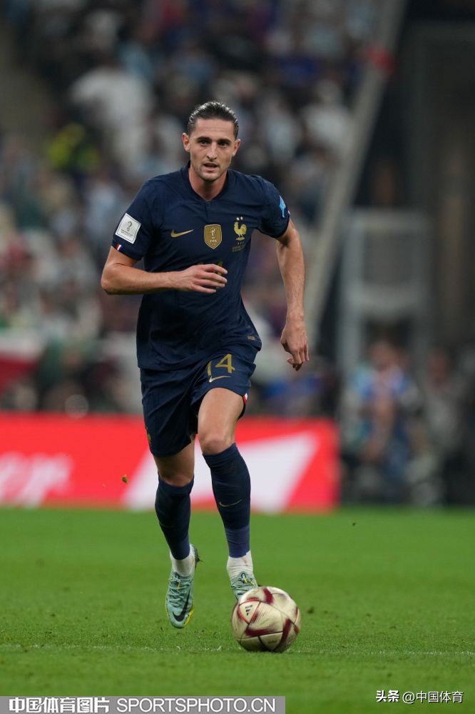 卡塔尔世界杯阿根廷捧起大力神杯,卡塔尔世界杯阿根廷大力神杯