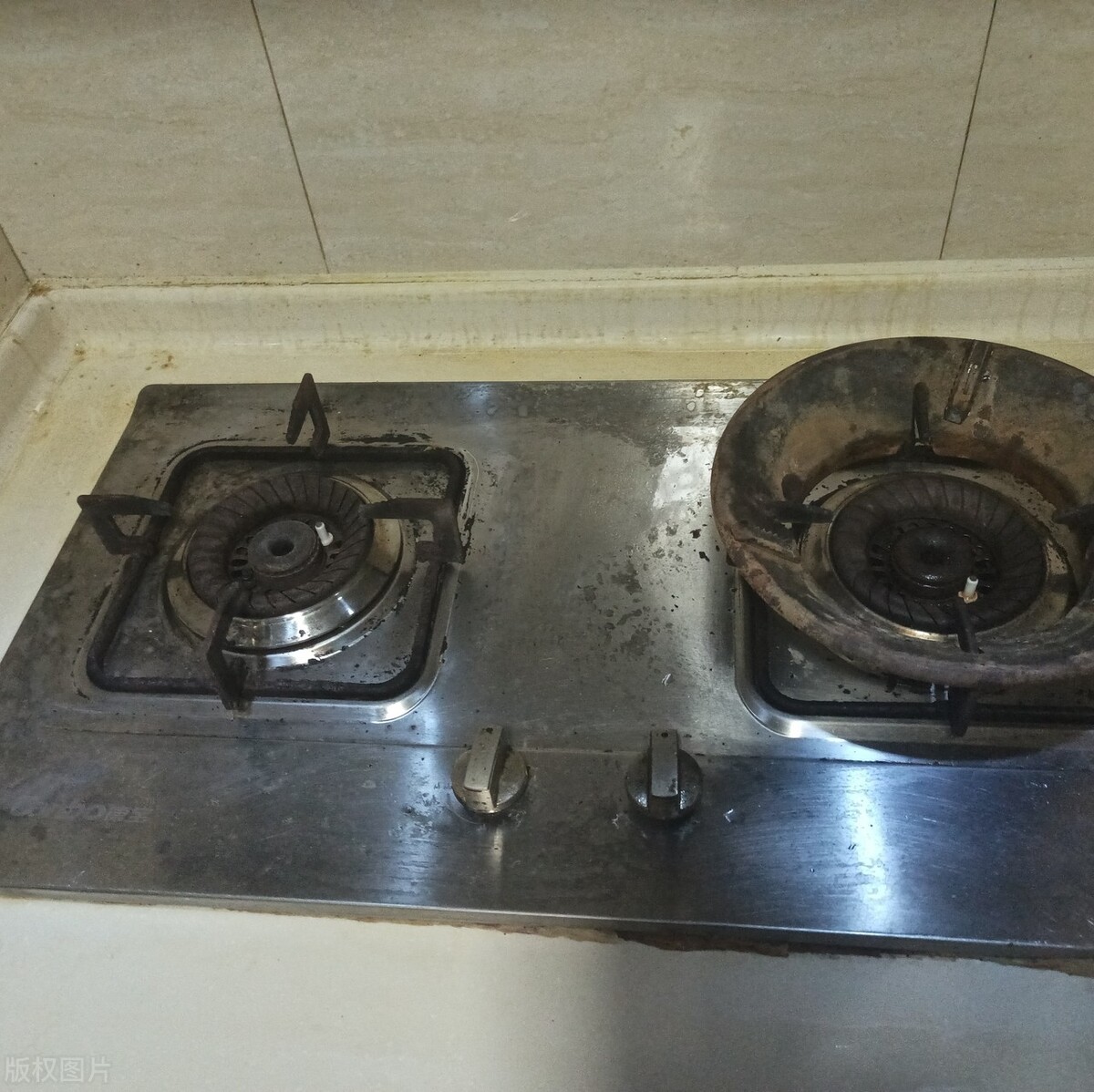 油烟机详细清洁小妙招大全,油烟机脏了不要傻傻拆下来清洗