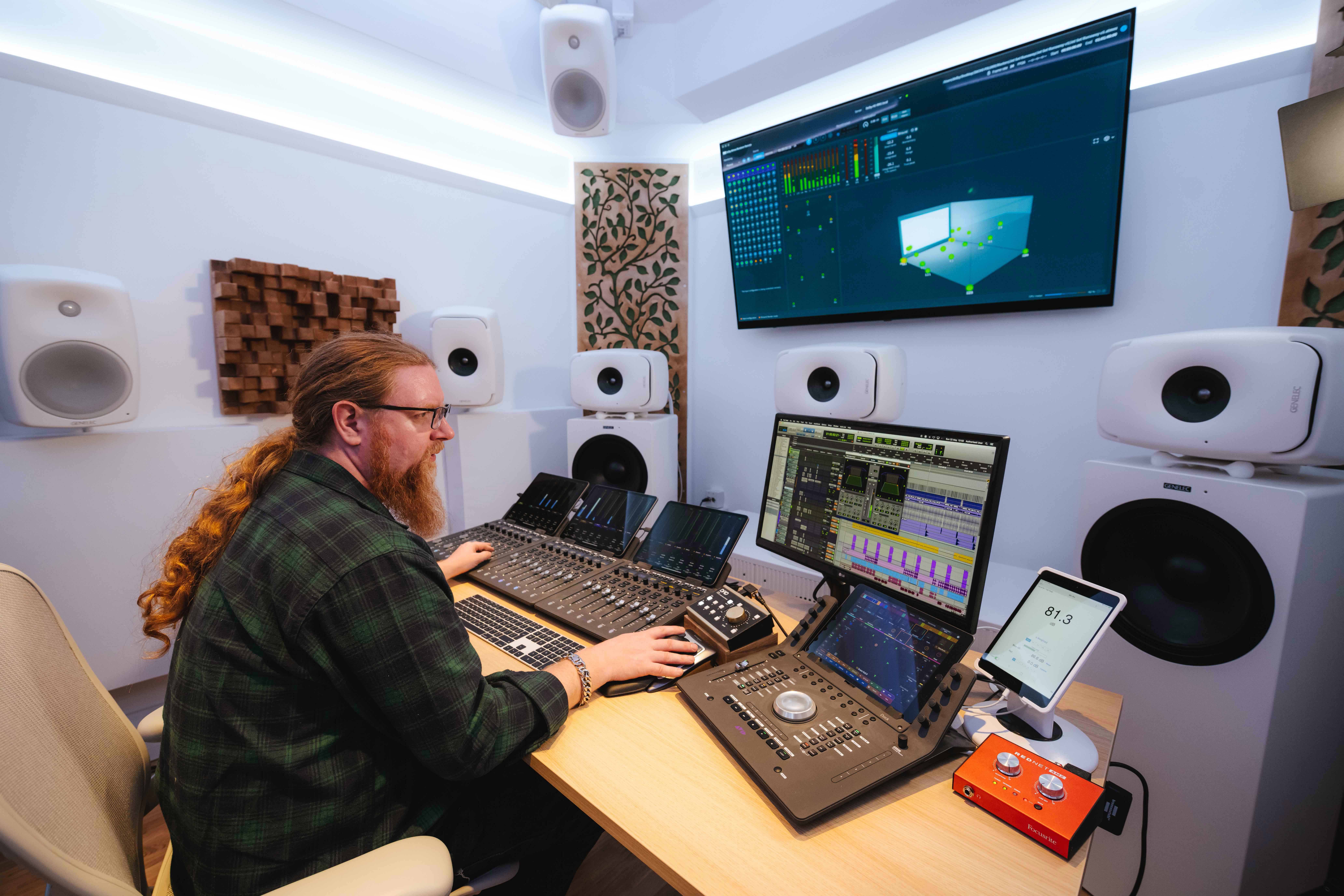 大型演出音响师去搭建舞台 (大型演出现场音响师调音技巧)