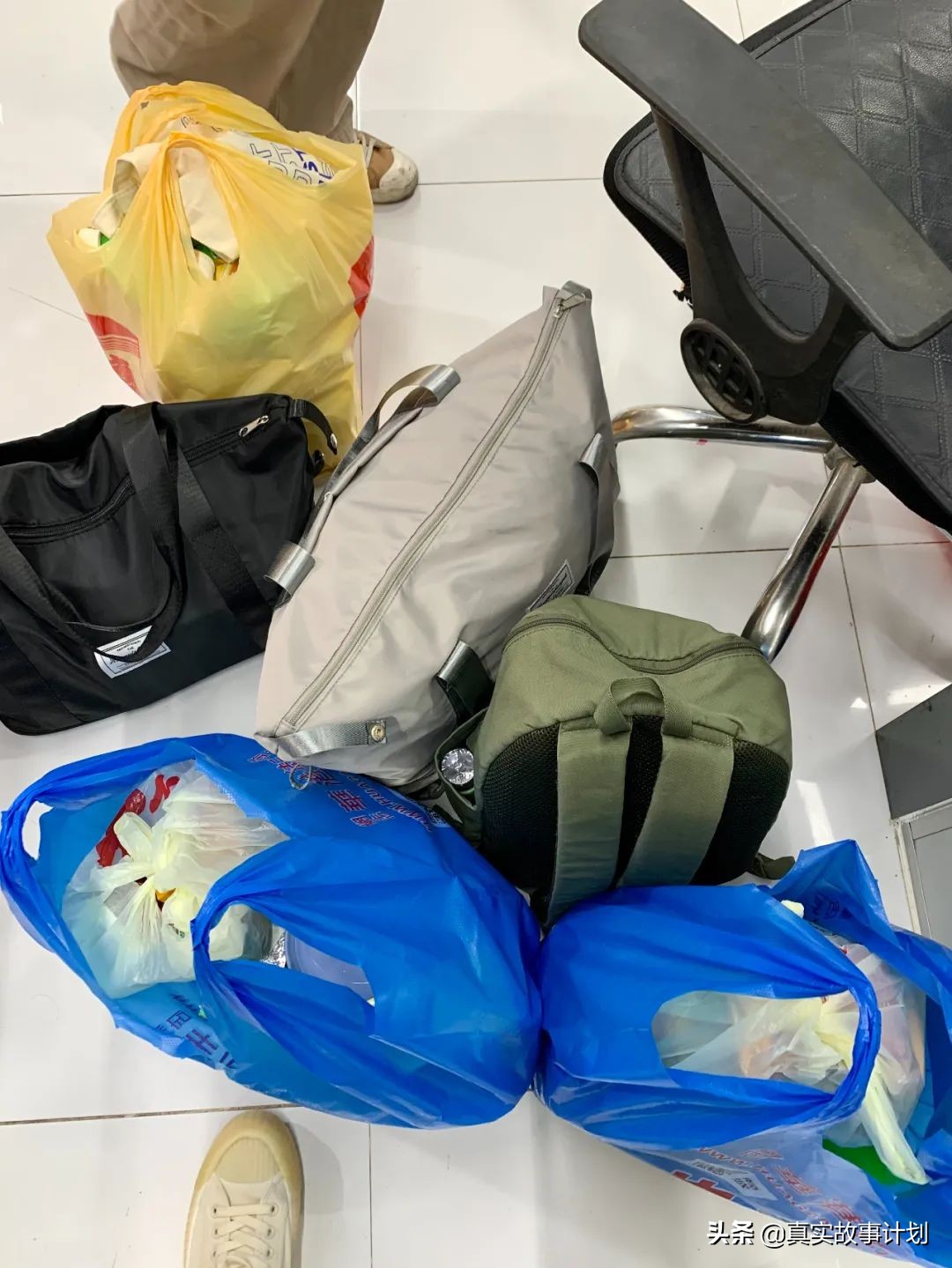 当我们的工作被虚构：几十平米的办公室，只有1个真员工